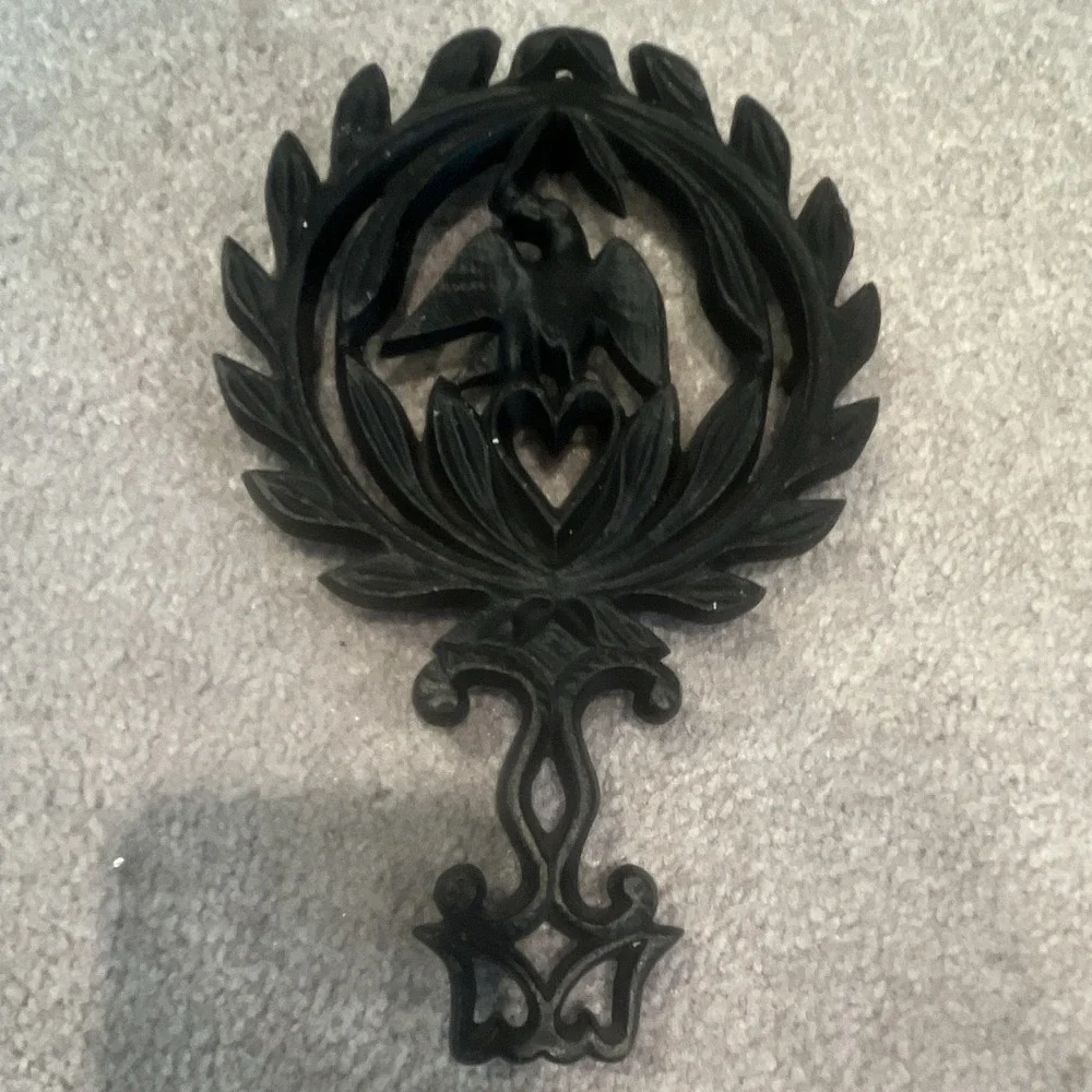 Cast Iron Wall Decor Hanging Plaque Wreath with Bird & Heart Design